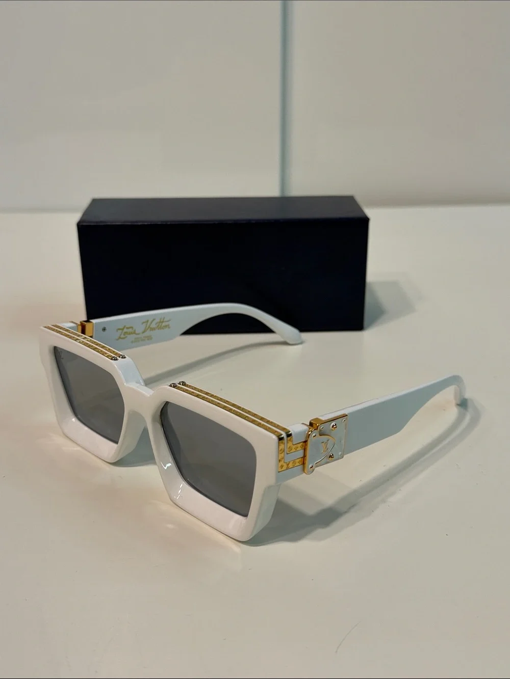 Gently used Men’s LOUIS VUITTON 1.1 Millionaire Sunglasses White Lv shades